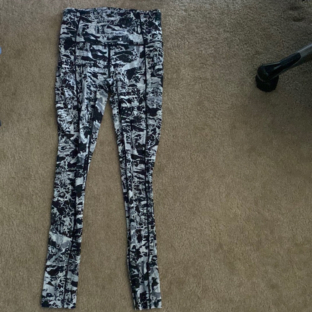 Lululemon fast and free size 4 black and white worn few times